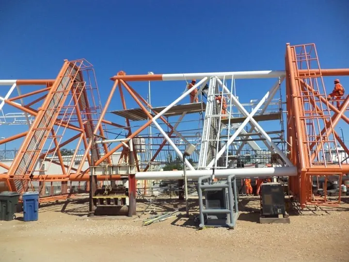 Estructura metálica prefabricada en el Patio de Construcción